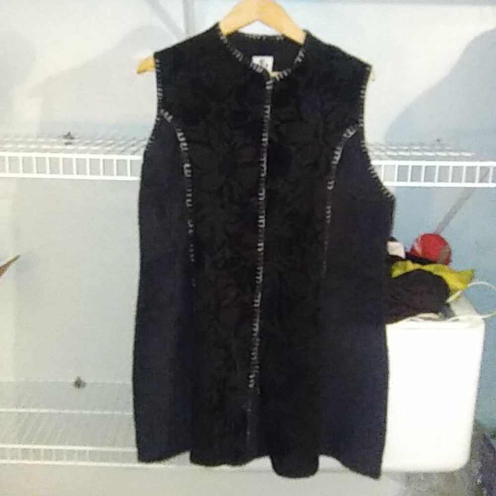 Rain and rose vest size M-L NEW